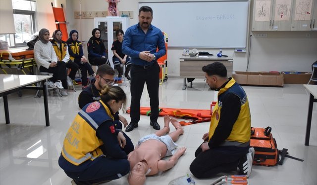 Gümüşhane'de İlk ve Acil Yardım Programı öğrencileri tatbikatlarla sahaya hazırlanıyor