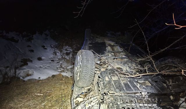 Gümüşhane'de otomobilin dere yatağına devrildiği kazada 2 kişi yaralandı