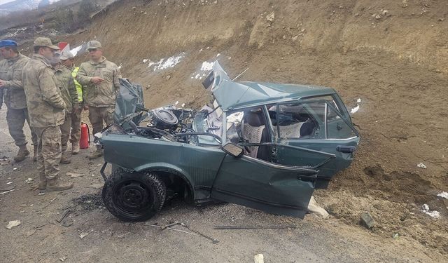 Gümüşhane'de servis minibüsüyle otomobilin çarpıştığı kazada 1 kişi öldü, 9 kişi yaralandı