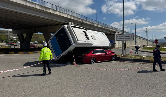 GÜNCELLEME - Bartın'da belediye halk otobüsünün otomobilin üzerine devrildiği kazada 46 kişi hastaneye kaldırıldı