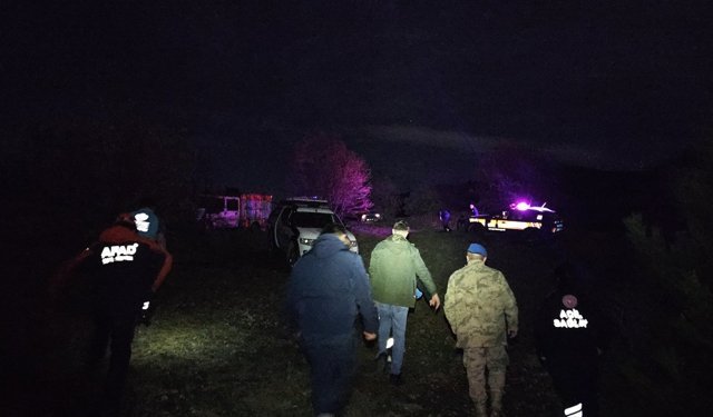 GÜNCELLEME - Çorum'da kayalıklardan uçuruma düşen kişi yaklaşık 5 saat süren çalışmayla kurtarıldı