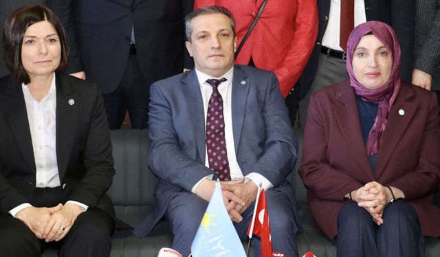 İYİ Parti Genel Başkan Yardımcısı Ofluoğlu, Trabzon'da basın toplantısı düzenledi: