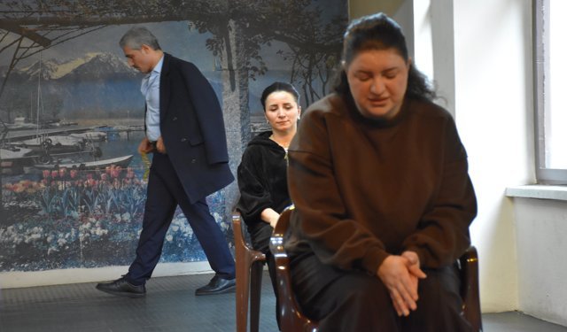 Kadına yönelik şiddet mağdurlarının başvuracağı yöntemler tiyatro sahnesinde