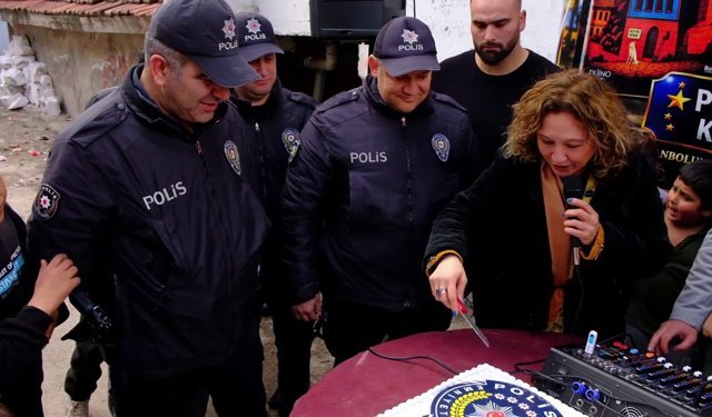 Karabük'te kavga ihbarına giden polislere sürpriz kutlama