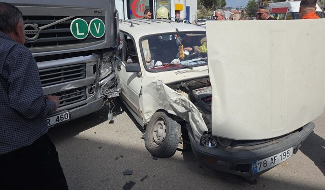 Karabük'te tırla çarpışan otomobilin sürücüsü yaralandı