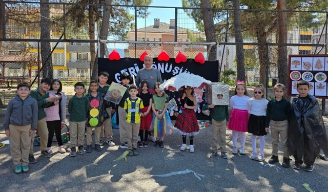 Kargı'da öğrenciler atıkları kostümlere dönüştürdü