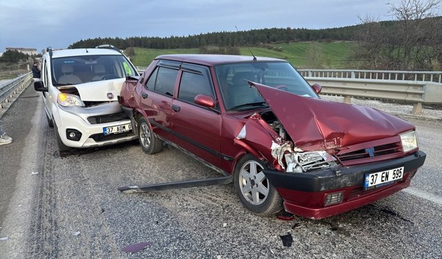 Kastamonu'da üç aracın çarpıştığı kazada 4 kişi yaralandı