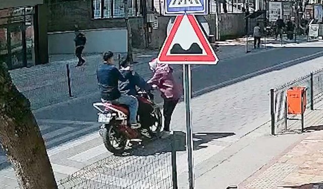 ANNE İLE ÇOCUĞUNA ÇARPTI