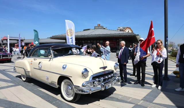 Klasik Otomobil Turu Bursa'yı renklendirdi... 'Klasik'ler geleceğe umut oldu