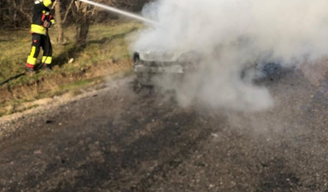 Ladik'te seyir halindeki otomobil yangın sonucu kullanılamaz hale geldi