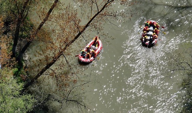 Maceraseverler hafta sonunun tadını Melen Çayı'nda rafting yaparak çıkardı
