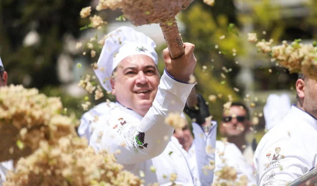 Manisa'nın lezzetleri buluştu... Başkan Dutlulu, mesir baharatlı bahar pilavı pişirdi
