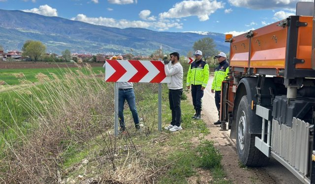 Niksar'da köy yollarında eskiyen veya eksik olan tabelalar yenileniyor