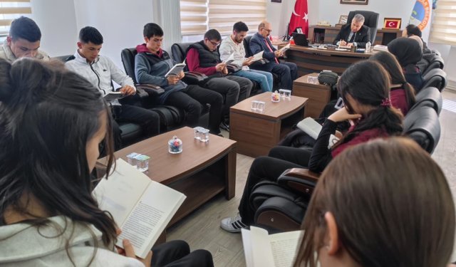 Oğuzlar Belediye Başkanı Cebeci, öğrencilerle kitap okudu