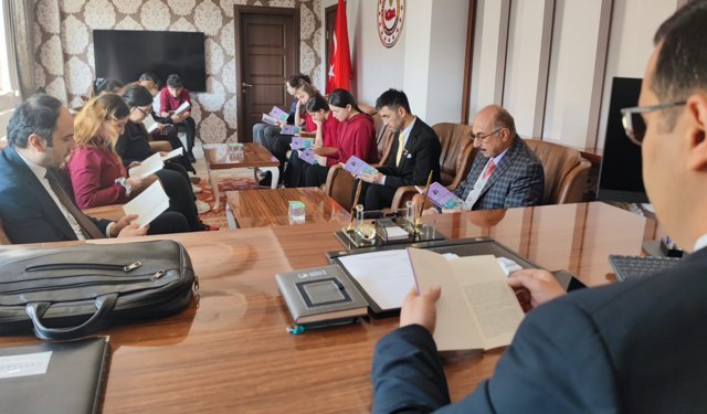 Oğuzlar Kaymakamı Tokur, öğrencilerle makamında kitap okudu