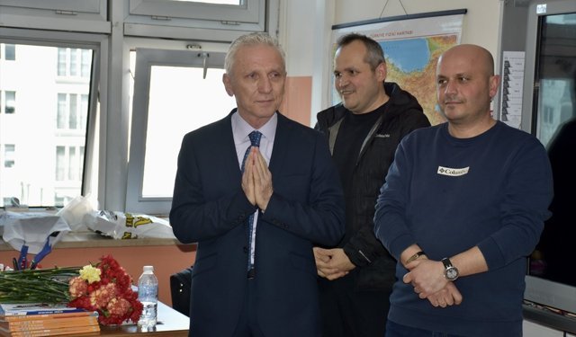 Ordu'da 46 yıllık sınıf öğretmeni düzenlenen sürpriz programla öğrencilerine veda etti