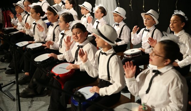 Ordu'da darbukayı bidonla öğrenen ilkokul öğrencileri konser verdi