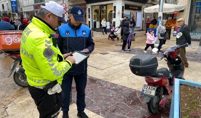 Ordu'da trafiğe kapalı caddelerde motosiklet denetimleri sürüyor
