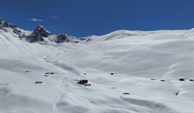 Rize'de karlar altında kalan yayla evleri havadan görüntülendi