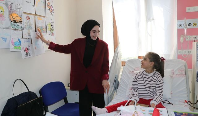 Rizeli diyaliz hastası Melek, gönüllü öğrencilerin desteğiyle okuma yazma öğreniyor