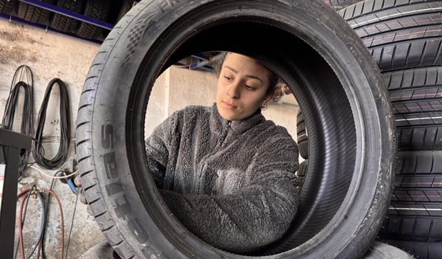 SAHADA TOP KOŞTURUP, LASTİKÇİDE ÇALIŞIYOR