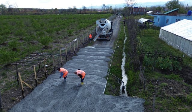 Salıpazarı'nda mahalle yolları betonla yenileniyor