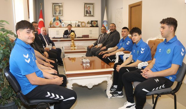 Şampiyon hentbolcular Taşova Kaymakamı Kartal'ı ziyaret etti