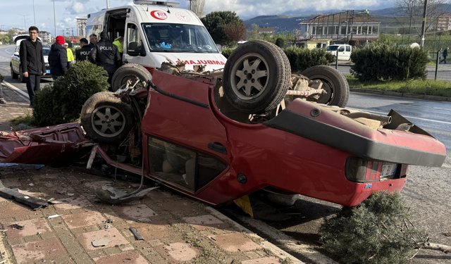 Samsun'da devrilen otomobilin sürücüsü yaralandı