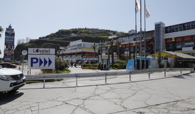 Samsun'da kara yolu kenarındaki alışveriş merkezi araç girişine kapatıldı