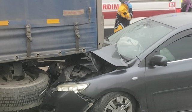 Samsun'da park halindeki tıra çarpan otomobildeki 5 kişi yaralandı