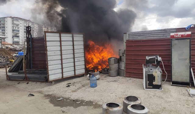 Sungurlu'da hurdalıkta çıkan yangın söndürüldü