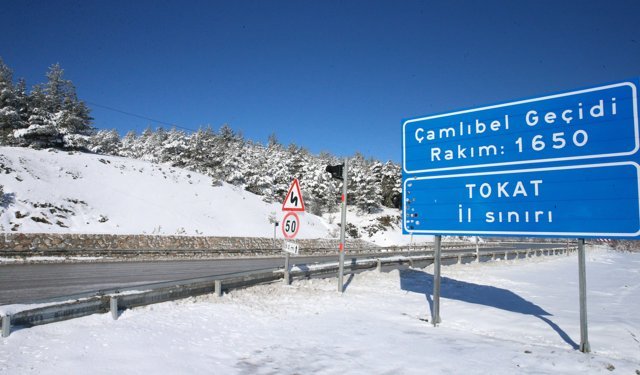 Tokat-Sivas kara yolunda kar kalınlığı 20 santimetreye ulaştı