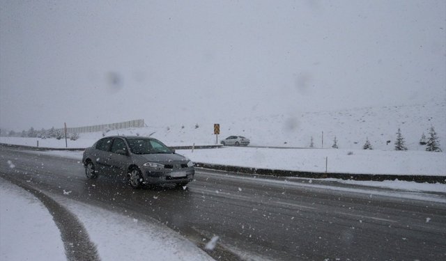 Tokat-Sivas kara yolunda kar yağışı etkili oluyor