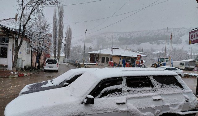 Tokat'ın Başçiftlik ilçesinde kar yağışı etkili oluyor