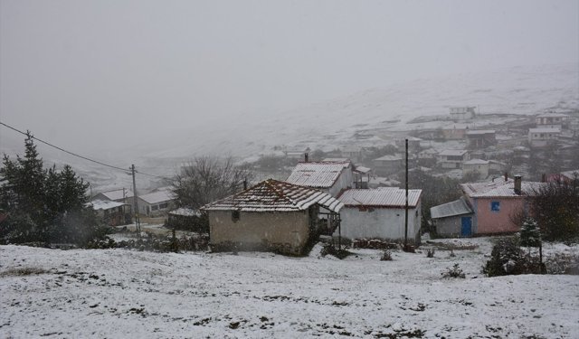 Tokat'ın yüksek kesimlerine nisan ayında kar yağdı