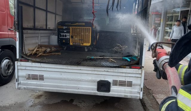 Tokat'ta çıkan yangında park halindeki kamyonette hasar oluştu