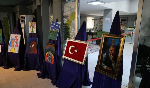 Tokat'ta otizmli çocukların yaptığı resimler sergilendi