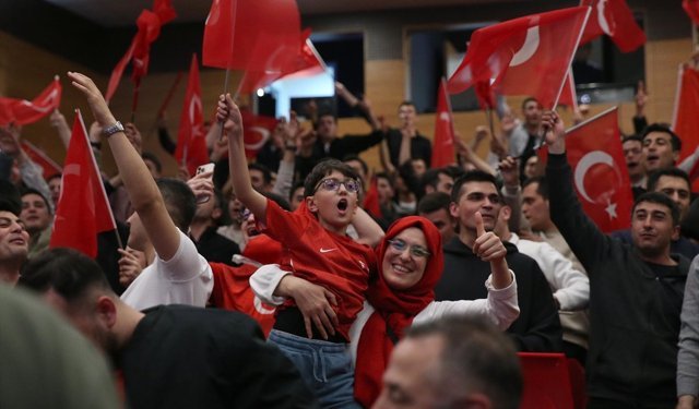 Trabzon ve çevre illerde Kosova-Türkiye maçı dev ekranlardan izlendi