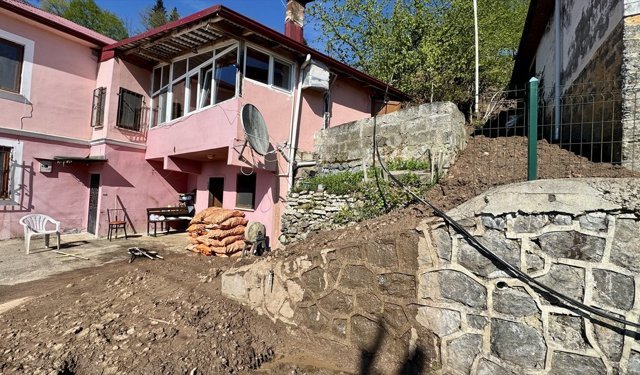 Trabzon'da heyelan nedeniyle bir evde hasar oluştu, bir ev tahliye edildi