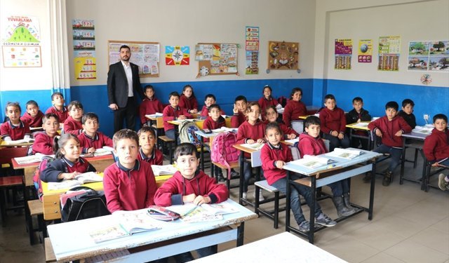 Trabzonspor'dan Ağrı'daki köy okulu öğrencilerine forma sürprizi