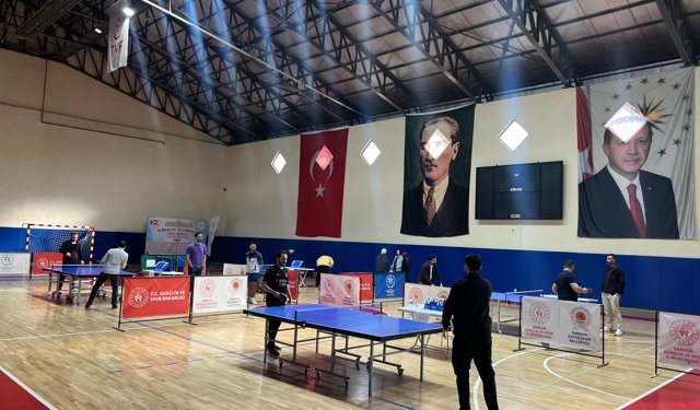 Vezirköprü'de sağlık çalışanları masa tenisi turnuvasında buluştu