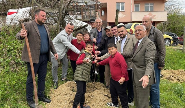 HEM MORAL VERDİLER HEM FİDAN DİKTİLER