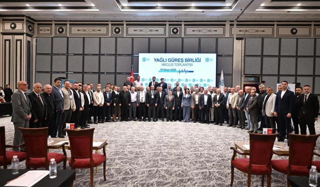 Yağlı Güreş Birliği'nde Ahmet Akın yeniden başkan seçildi