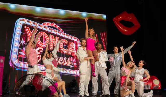 Yonca Evcimik'ten 90'lara nostaljik yolculuk