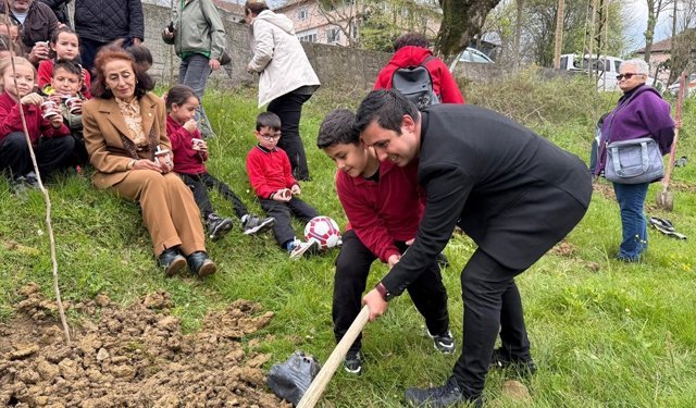 Zonguldak'ta gazetecilerden 19 yıl önce tamir ettirdikleri köy okulundaki öğrencilere bayram sürprizi