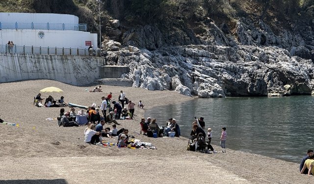 Zonguldak'ta vatandaşlar güneşli havayı sahilde ve yeşil alanlarda değerlendirdi