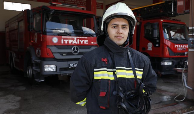 Alanında uzmanlaşmak için itfaiye amirliği ile üniversite arasında mekik dokuyor