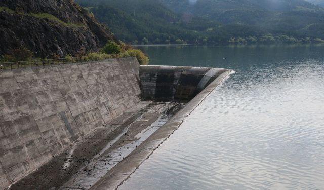Almus Kaymakamı Çömen, Almus Barajı'nın dolu savak bölgesinde incelemede bulundu