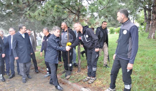 Amasya Valisi Bakan, Hamamözü'ndeki sıcak asfalt çalışmalarını inceledi