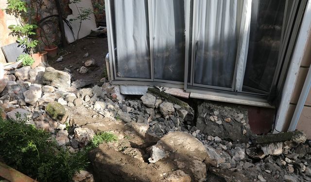 Amasya'da 5 katlı binanın istinat duvarı çöktü
